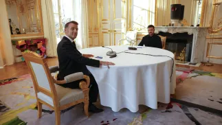 Президент Франции Эммануэль Макрон (слева) встречается с президентом Украины Владимиром Зеленским (справа) в Елисейском дворце в рамках встречи Коалиции желающих в Париже, Франция, 6 января 2026 года. PAP/EPA/YOAN VALAT / POOL