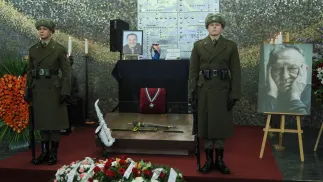 Rodzina, przyjaciele i fani pożegnali w środę na warszawskim Cmentarzu Powązkowskim Michała Urbaniaka. Fot. PAP/	Rafał Guz