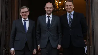 Szef MSZ Radosław Sikorski i jego odpowiednicy z Francji i Niemiec, Jean-Noel Barrot i Johann Wadephul. Fot. PAP/EPA/YOAN VALAT / POOL