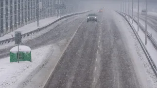 Opady śniegu na drodze ekspresowej S17 Lublin-Piaski. Zdj. ilustracyjne. Fot. PAP/Wojtek Jargiło