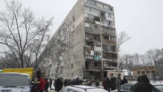 Місцеві жителі на місці удару російського безпілотника по житловому будинку в Києві, Україна, 9 січня 2026 року. Fot. PAP/EPA/YULIIA OVSIANNIKOVA