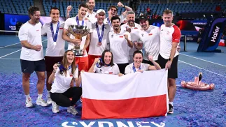 Biało-czerwoni świętujący zwycięstwo w United Cup. Fot. EPA/DAN HIMBRECHTS 