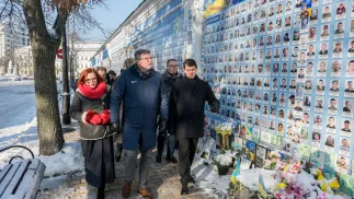 Bosacki i Miszczenko złożyli wieńce przed znajdującą się tam ścianą pamięci żołnierzy, którzy polegli w wojnie z Rosją. Fot. PAP/Vladyslav Musiienko