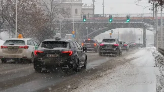 Trudne warunki drogowe w Warszawie. Fot. PAP/Paweł Supernak