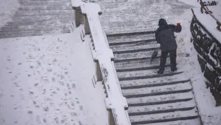 Centrum wydało również alert przed marznącym deszczem i gołoledzią. Fot. PAP/	Leszek Szymański (zdjęcie ilustracyjne)