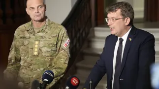 Duński minister obrony Troels Lund Poulsen (z prawej) i szef obrony Michael Wiggers Hyldgaard (z lewej). Fot. PAP/EPA/SEBASTIAN ELIAS UTH DENMARK OUT