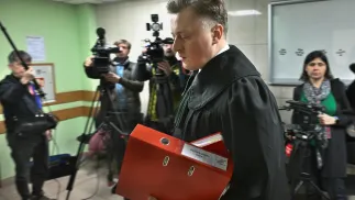 Obrońca Zbigniewa Ziobry Bartosz Lewandowski. Sąd odroczył poprzednie posiedzenie ws. wniosku prokuratury o tymczasowy areszt dla byłego ministra sprawiedliwości, posła PiS Zbigniewa Ziobry. Fot. PAP/Radek Pietruszka