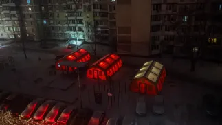 Namioty, w których mieszkańcy Kijowa mogą ogrzać się oraz doładować urządzenia elektroniczne. Fot. PAP/Vladyslav Musiienko