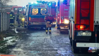 Akcja gaszenia pożaru domu jednorodzinnego w Myjomicach k. Kępna. Fot. PAP/Tomasz Wojtasik