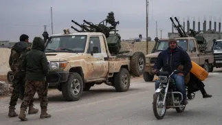 Konwoje armii syryjskiej wjeżdżają do rejonu Deir Hafer na wschodzie Aleppo. Fot.  EPA/AHMAD FALLAHA