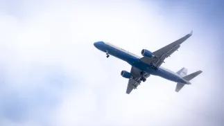 Donald Trump na pokładzie samolotu Air Force One. Fot. PAP/EPA/CLAUDIO THOMA