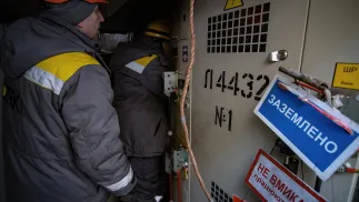 Співробітники ДТЕК займаються відновлювально-ремонтними роботами в Києві. Фотоілюстрація. Fot. PAP/EPA/MARIA SENOVILLA