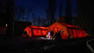 Namioty, w których mieszkańcy Kijowa mogą ogrzać się oraz doładować urządzenia elektroniczne. Fot. PAP/Vladyslav Musiienko 