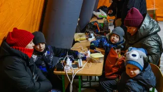 Mieszkańcy Kijowa gromadzą się w ogrzewanym namiocie. Fot. PAP/	Vladyslav Musiienko