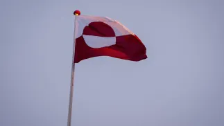 Флаг Гренландии в городе Нуук. Fot. PAP/EPA/RITZAU SCANPIX/MADS CLAUS RASMUSSEN