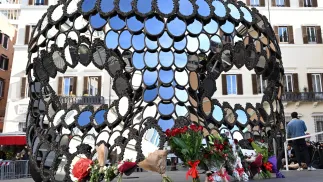 Hołd kwiatowy w kaplicy grobowej projektanta Valentino Garavaniego w Rzymie. Fot. PAP/EPA/MAURIZIO BRAMBATTI