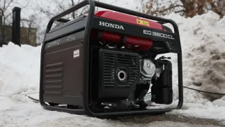 Генераторна установка, представлена під час пресконференції "Тепло для України - Варшава передає генератори для Києва". Fot. PAP/Leszek Szymański