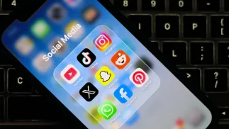 Ikony portali społecznościowych na ekranie telefonu, fot. PAP/EPA/ADAM VAUGHAN