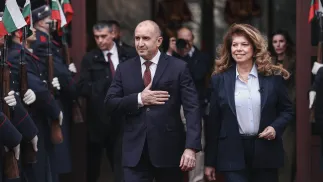 Ustępujący prezydent Rumen Radew i nowa prezydent Iliana Jotowa