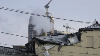 Zniszczenia po rosyjskim ostrzale w Kijowie, fot. PAP/EPA/MAXYM MARUSENKO