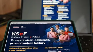 Widoczny na tablecie, wystosowany przez Ministerstwo Finansów list do przedsiębiorców. Fot. PAP/Darek Delmanowicz