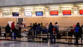 Odwołane loty w USA. Fot. PAP/EPA/JEROME MIRON