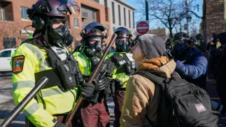 Protestujący konfrontuje się z funkcjonariuszami federalnymi po śmiertelnej strzelaninie w Minneapolis w stanie Minnesota, USA. Fot. PAP/EPA/CRAIG LASSIG