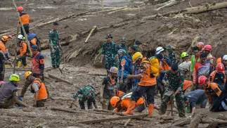 Osuwisko na wyspie Jawa. Fot. PAP/EPA/KHAIRIZAL MARIS 