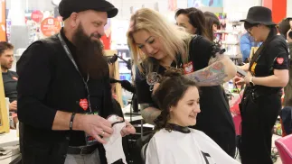 Akcja Fryzjerzy dla WOŚP Fot. PAP/Krzysztof Świderski