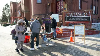 Kościół w Minneapolis zapewnia ciepłe napoje i żywność dla migrantów. Fot. PAP/ EPA/CRAIG LASSIG