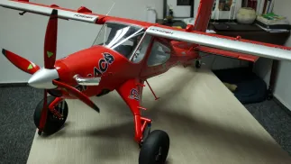 Prezentacja modelu samolotu Draco przy pl. Inwalidów w Warszawie. Fot. PAP/Albert Zawada