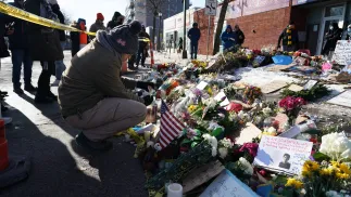 Kwiaty i znicze w miejscu zabójstwa mężczyzny, fot. PAP/EPA/CRAIG LASSIG