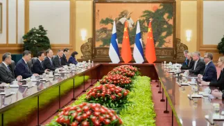 Прем'єр-міністр Фінляндії Петтері Орпо розмовляє з лідером Китаю Сі Цзіньпіном під час двосторонньої зустрічі у Великому залі народу в Пекіні, Китай. Fot. PAP/EPA/Vincent Thian / POOL