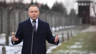 Prezydent Karol Nawrocki podczas wypowiedzi dla mediów, po uroczystości złożenia kwiatów przed Ścianą Śmierci na terenie byłego obozu Auschwitz w Oświęcimiu. Fot. PAP/Jarek Praszkiewicz