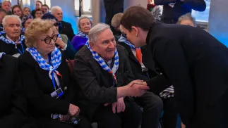 Minister kultury i dziedzictwa narodowego Marta Cienkowska (P) i były więzień KL Auschwitz-Birkenau, żołnierz Armii Krajowej Bogdan Bartnikowski (C) podczas głównych obchodów Międzynarodowego Dnia Pamięci o Ofiarach Holokaustu na terenie byłego KL Auschwitz II-Birkenau w Brzezince, 27 stycznia 2026 r. Fot. PAP/Jarek Praszkiewicz