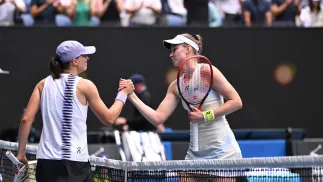 Iga Światek i Elena Rybakina. Fot. PAP/EPA/JAMES ROSS