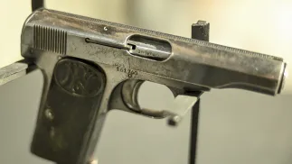 Pistolet, który należał do dowódcy Wojskowej Składnicy TranzPAP/Adam Warżawaytowej na Westerplatte - majora Henryka Sucharskiego, prezentowany w Muzeum II Wojny Światowej w ramach cyklu „Wejście w historię”. Fot. 