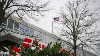 Duńskie flagi przed ambasadą w Kopenhadze, fot. fot. PAP/EPARITZAU SCANPIX/EMIL NICOLAI HELMS