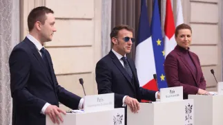 Президент Франції Еммануель Макрон (у центрі) з прем'єр-міністеркою Данії Метте Фредеріксен (праворуч) і прем'єр-міністром Гренландії Єнсом-Фредеріком Нільсеном (ліворуч). Fot. PAP