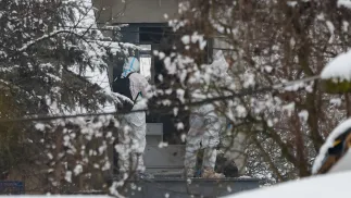 Służby przed domem na warszawskim Targówku, w którym odnaleziono zwłoki dwóch osób, fot. PAP/Paweł Supernak