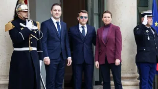 Президент Франции Эмманюэль Макрон приветствует премьер‑министра Дании Метте Фредериксен и премьер‑министра Гренландии Йенса‑Фредерика Нильсена перед встречей в Елисейском дворце в Париже. Франция. 28.01.2026. Fot. PAP/EPA/Mohammed Badra