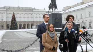Przewodnicząca Koła Poselskiego Razem Marcelina Zawisza (2L), współprzewodnicząca partii Razem Aleksandra Owca (2P), rzecznik prasowy partii Razem Mateusz Merta (P) oraz członek Zarzadu Krajowego Partii Razem, rzecznik prasowy okręgu Razem Mazowsze Chrystian Talik (L) przed Pałacem Prezydenckim w Warszawie. Fot. PAP/Rafał Guz