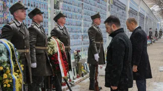 Premier RP Donald Tusk oraz prezydent Ukrainy Wołodymyr Zełenski (2P) podczas złożenia kwiatów przed Ścianą Pamięci Poległych za Ukrainę w Kijowie Fot. PAP/Paweł Supernak