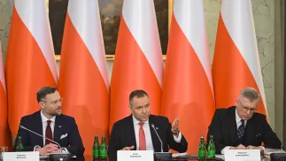 Prezydent RP Karol Nawrocki (C), szef KPRP Zbigniew Bogucki (L) i szef BBN Sławomir Cenckiewicz (P) podczas posiedzenia Rady Bezpieczeństwa Narodowego w Pałacu Prezydenckim. Fot. PAP/Radek Pietruszka