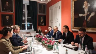 Premier Donald Tusk (3P), wicepremier, minister spraw zagranicznych Radosław Sikorski (2P), rzecznik rządu Adam Szłapka (4P) i lider węgierskiej opozycyjnej TISZY Peter Magyar (2L) podczas spotkania w Monachium. Fot. PAP/KPRM HANDOUT