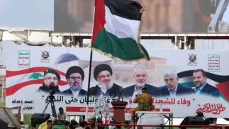 Baner z przywódcami Hezbollahu Fot. PAP/EPA/YAHYA ARHAB