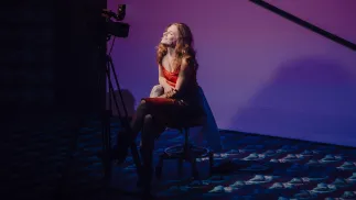 Helena Urbańska podczas próby medialnej spektaklu „Zaklinanie węży w gorące wieczory”. Źródło: Facebook/Teatr Dramatyczny. Fot. Karolina Jóźwiak