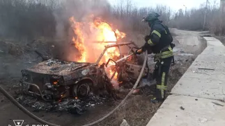 Рятувальники працюють на місці удару в Слов’янську. Fot. Facebook / ДСНС України, ДСНС Донеччини