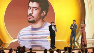 Bad Bunny odbiera nagrodę za najlepszy album roku podczas 68. ceremonii wręczenia nagród Grammy. Fot. PAP/EPA/CHRIS TORRES