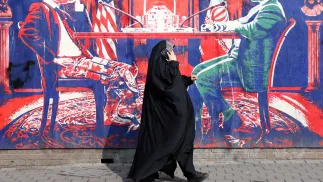 Kobieta na tle antyamerykańskiego muralu w Teheranie Fot. PAP/EPA/ABEDIN TAHERKENAREH